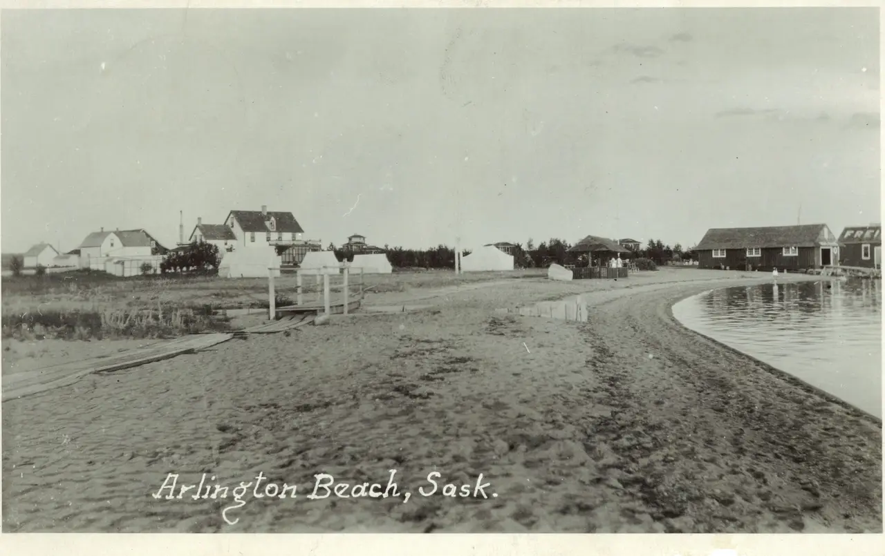 Arlington Beach shoreline with cottages and tents, about 1917